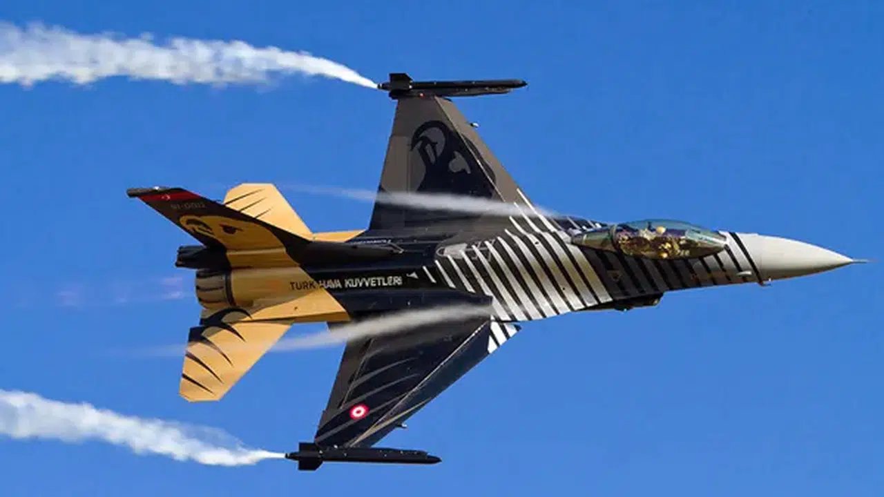 Gökyüzünün çelik kanatları İstanbul’u salladı: SOLOTÜRK pilotlarından tarihi imza!