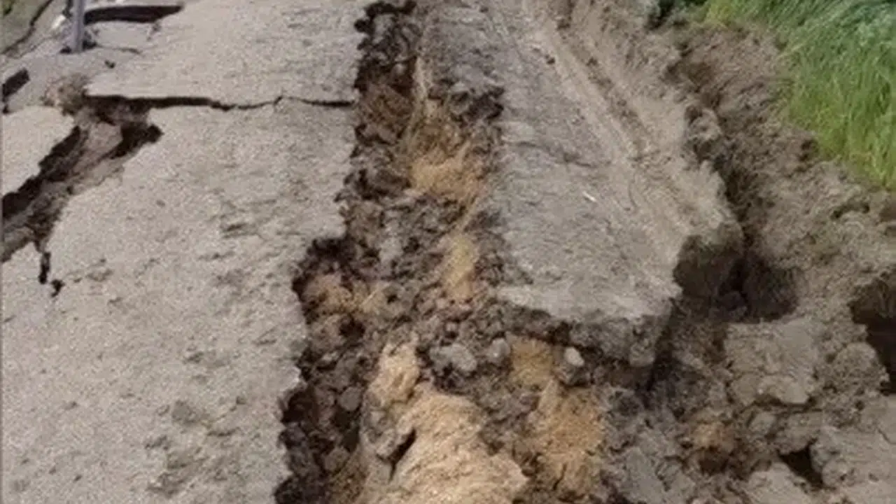 Kadirli'de doğa affetmedi! Yol çöktü, araç içine düştü...