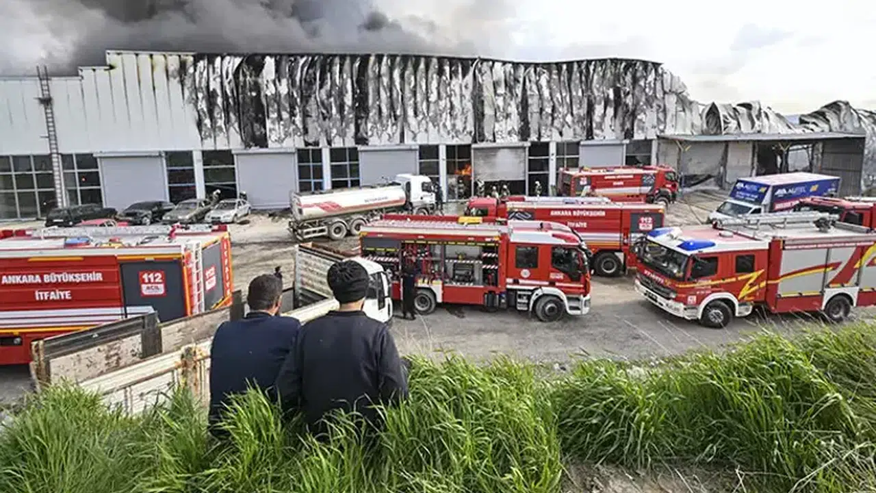 Ankara'da siren sesleri dinmedi: Dev yangına onlarca tanker müdahale etti