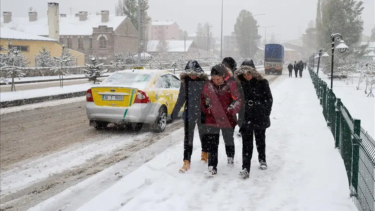 10 Nisan Kars’ta okul var mı, kar yağışı nedeniyle tatil kararı çıktı mı, Valilik açıkladı mı?