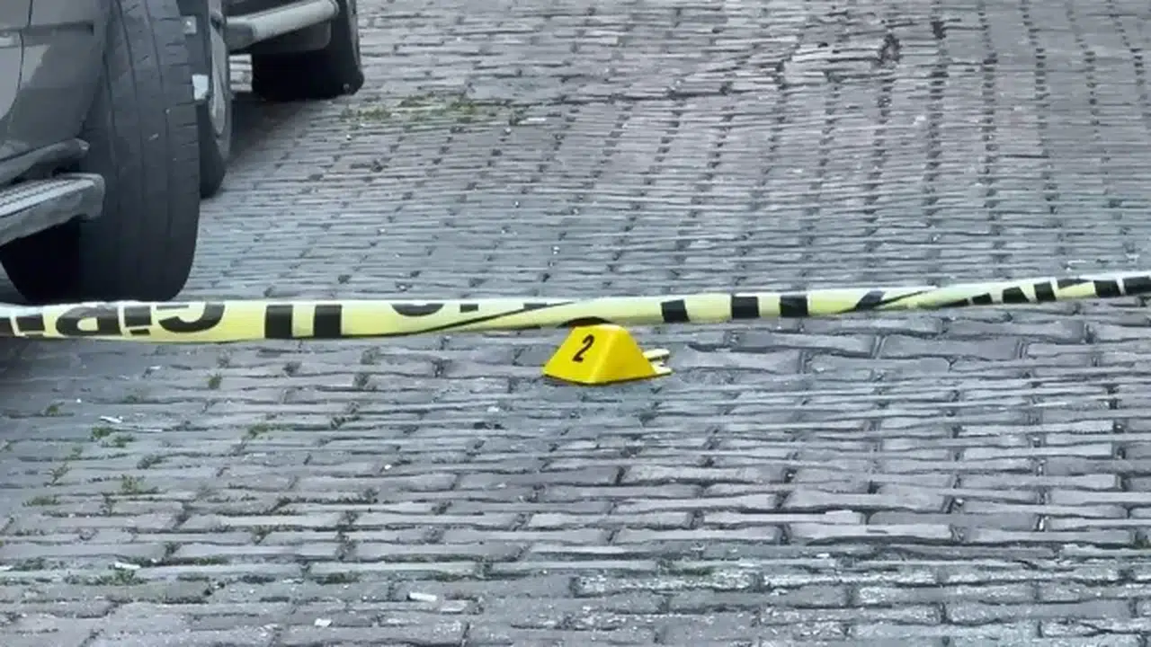 Kağıthane’de dehşet anları: Polise saldıran gençle…