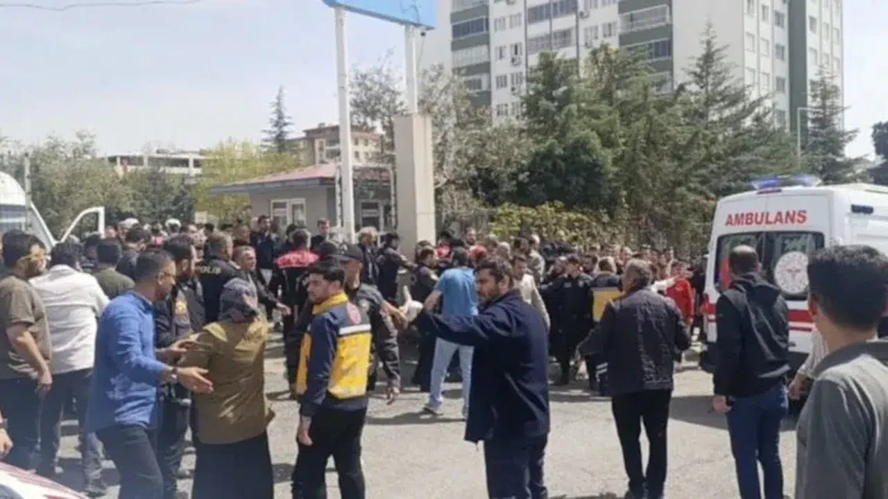 Öğrenciler camlardan atlayarak kaçtı... Ortaokula silahlı saldırıda 4 kişi hayatını kaybetti!