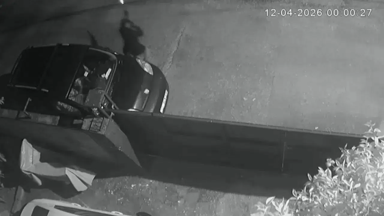 Adana Seyhan’da kasklı saldırganın müstakil eve tüfekli saldırısı kamerada!