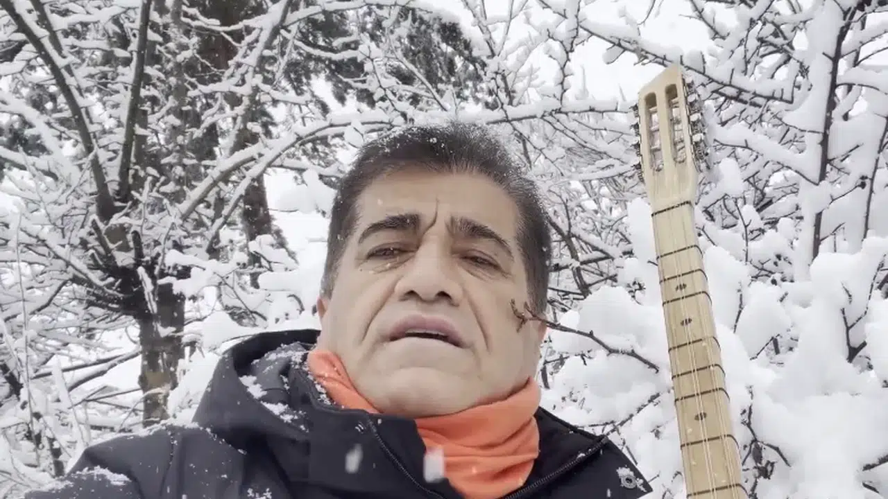 Nisan ortasında lapa lapa kar altında klip! Aydın Aydın bu kez doğanın ritmi için söyledi