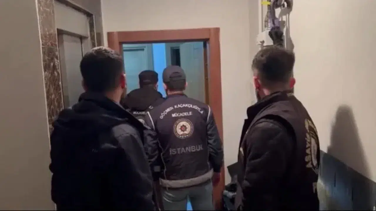 İstanbul'da göçmen kaçakçılarına büyük darbe: Yüzlerce ikamet iptal edildi!