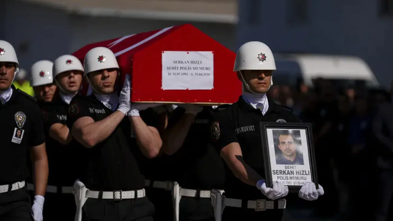 9 aracı biçen tır dehşetinde acı veda: Şehidimizin Türk bayrağına sarılı tabutu yürek yaktı