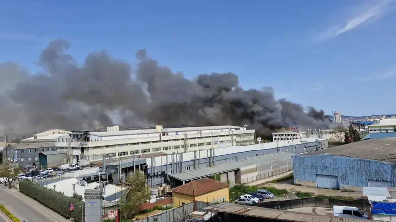 Ümraniye Dudullu OSB’de plastik fabrikası yangını kontrol altına alındı!