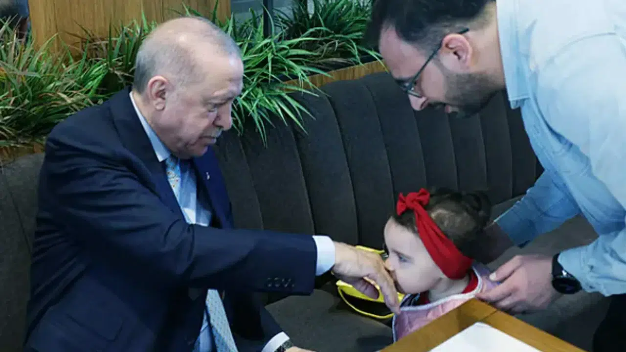 Beyoğlu’nda bayram havası! Erdoğan kafede vatandaşlarla birebir ilgilendi