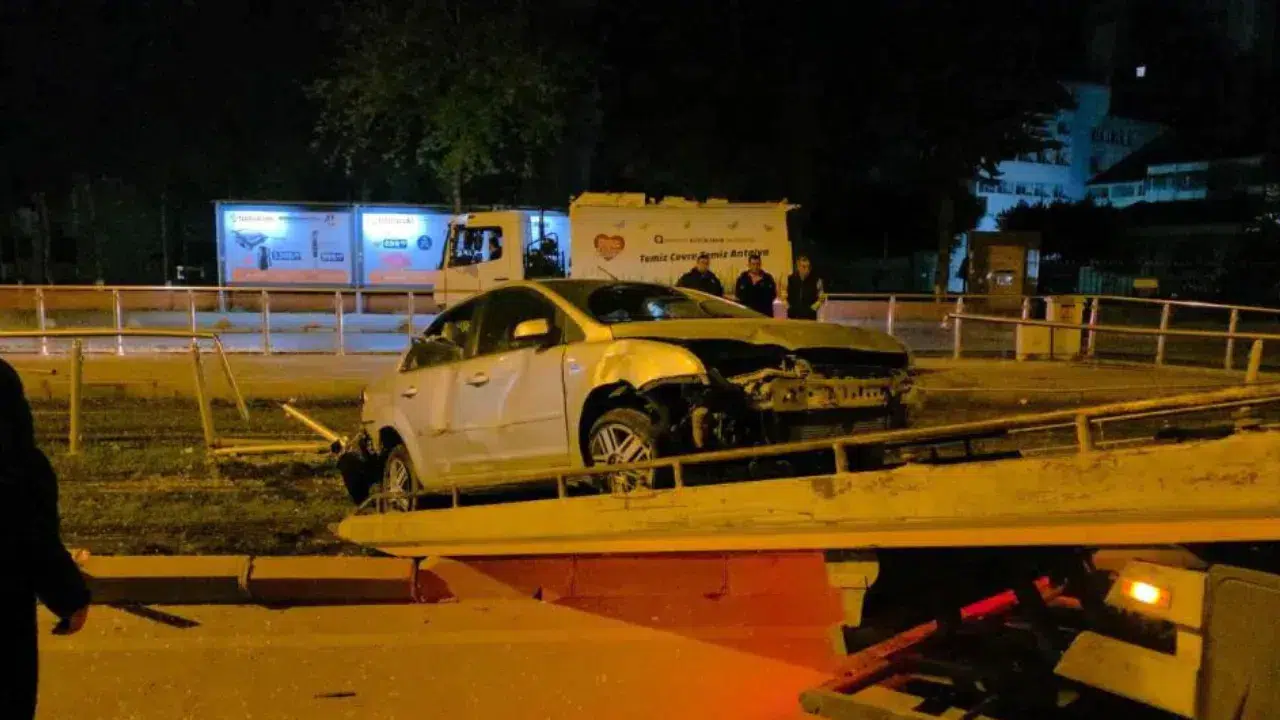 Antalya'da 1.5 promil alkollü sürücü otomobiliyle tramvay durağına daldı!