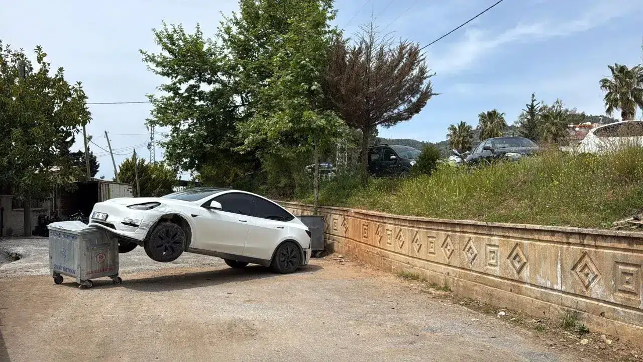 Antalya’da korkunç kaza: Tır sıkıştırdı, lüks otomobil okula uçtu!