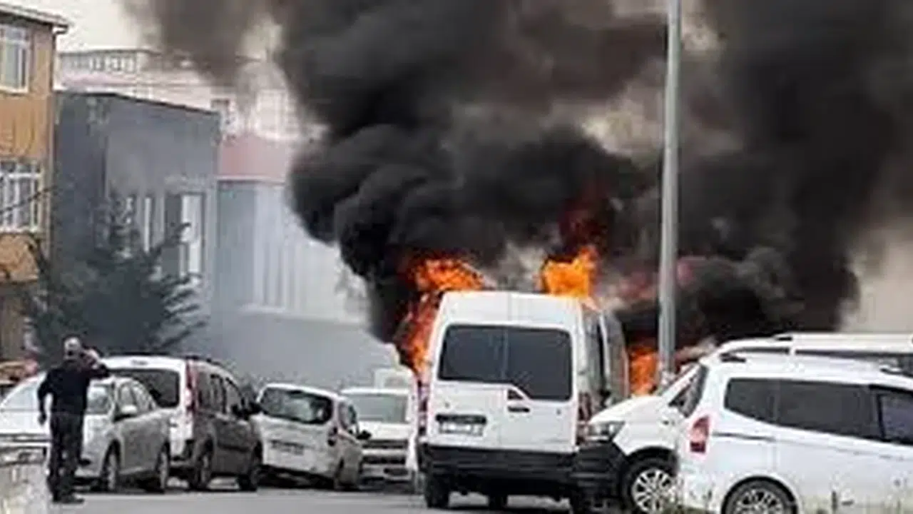 Tekstil ürünleri alevleri körükledi! Panelvandan geriye sadece iskeleti kaldı