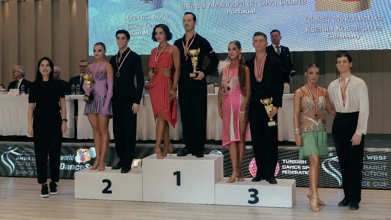 Ege’de dans rüzgarı: Anda Barut Collection dünya yıldızlarını ağırladı