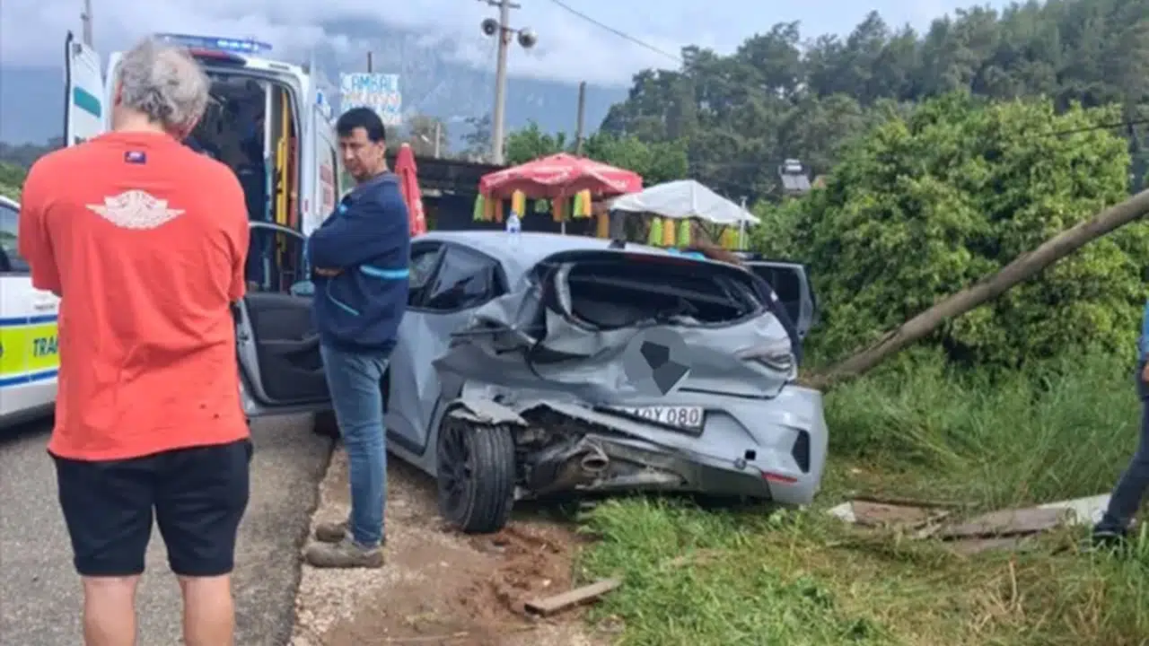 Marmaris yolunda korkunç çarpışma! Araçlar tanınmaz hale geldi