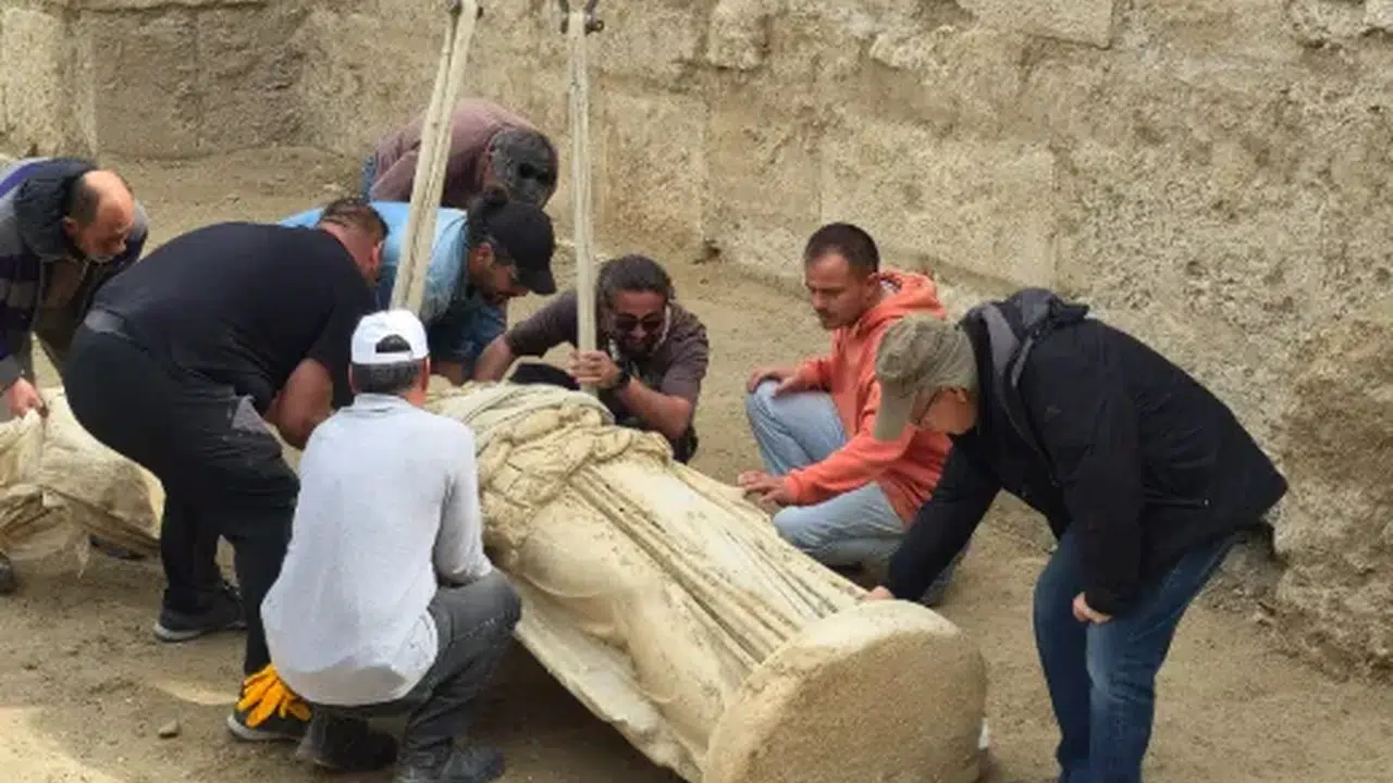 Laodıkeıa’da tarihi keşif! 2 metrelik Athena heykeli gün ışığına kavuştu