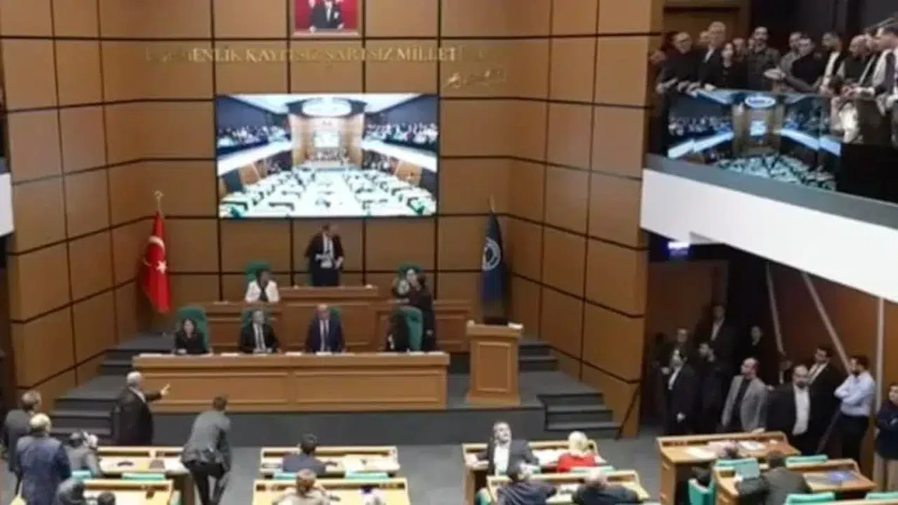 Üsküdar Belediye Meclisi’nde skandal! CHP’li Başkan vatandaşları salondan kovdu