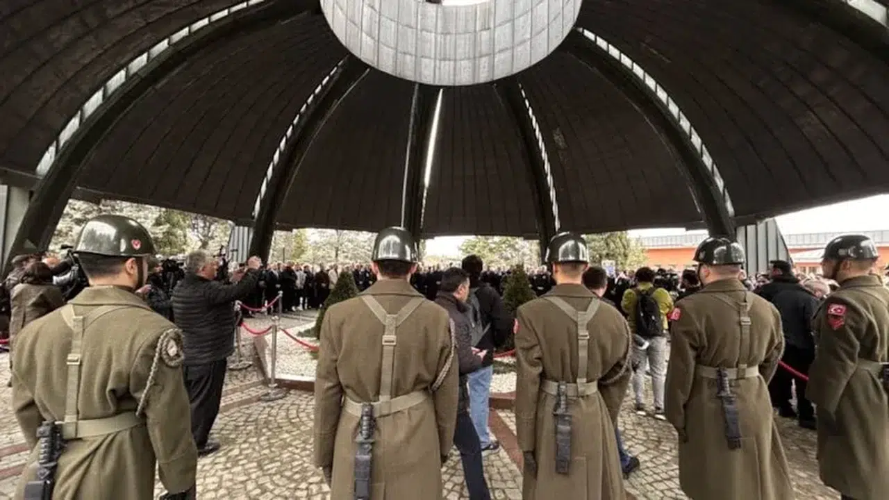 8. Cumhurbaşkanı Turgut Özal vefatının 33. yılında anıt mezarı başında anıldı