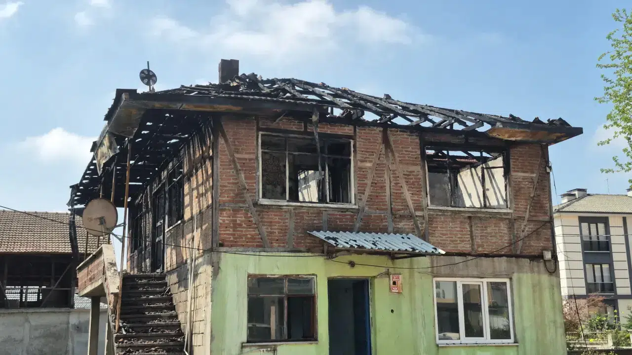 Düzce’de korku dolu dakikalar: Alevler geceyi aydınlattı, ev kül oldu!