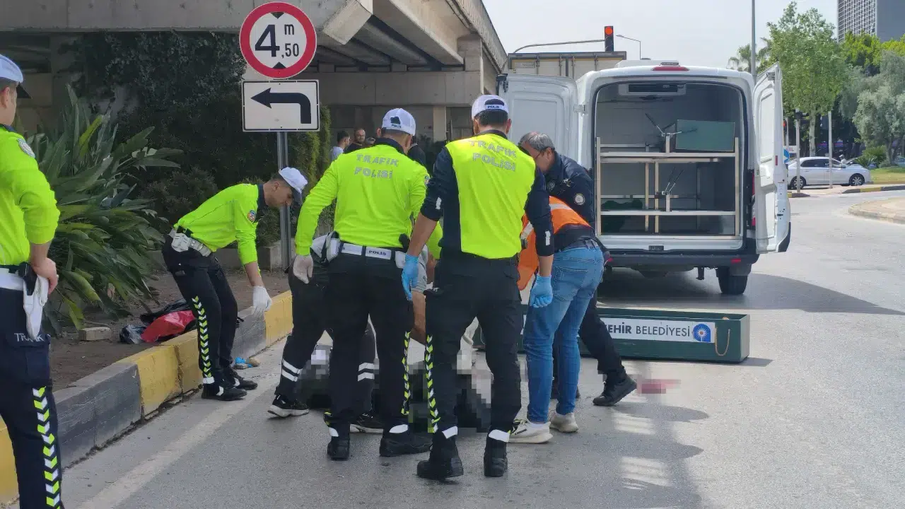 Antalya’da kahreden ölüm! Kör noktada kalan mendilci kadın tırın altında can verdi