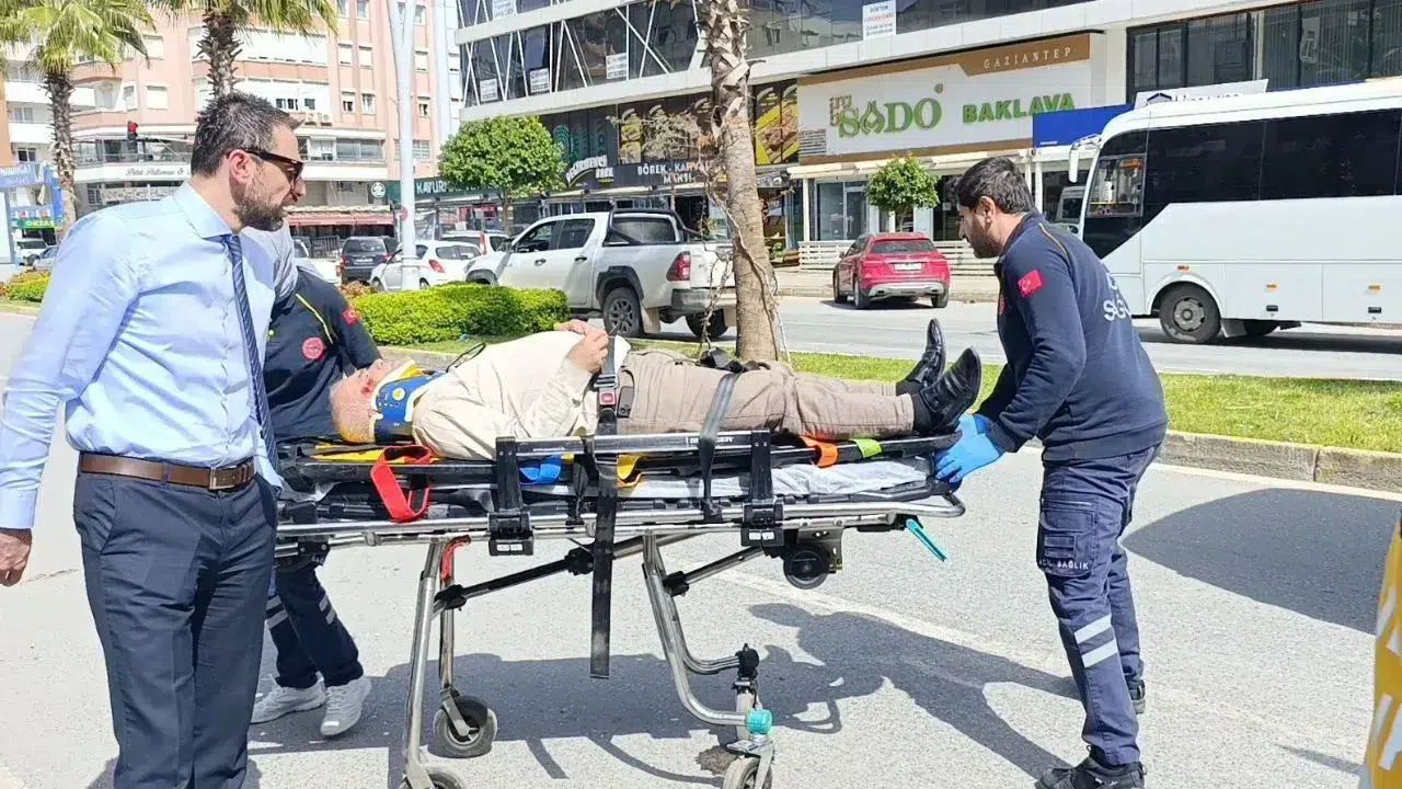Manavgat'ta iki motosikletli çarpıştı: Metrelerce sürüklenen sürücü hastaneye kaldırıldı!