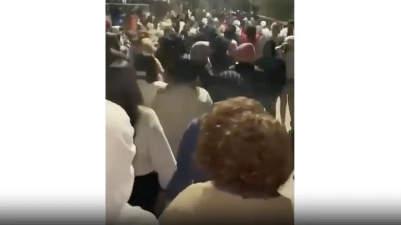 Yangın merdiveni yasak, bahçe kapalı: Kız öğrenciler o müdürün kurallarını yıktı geçti!