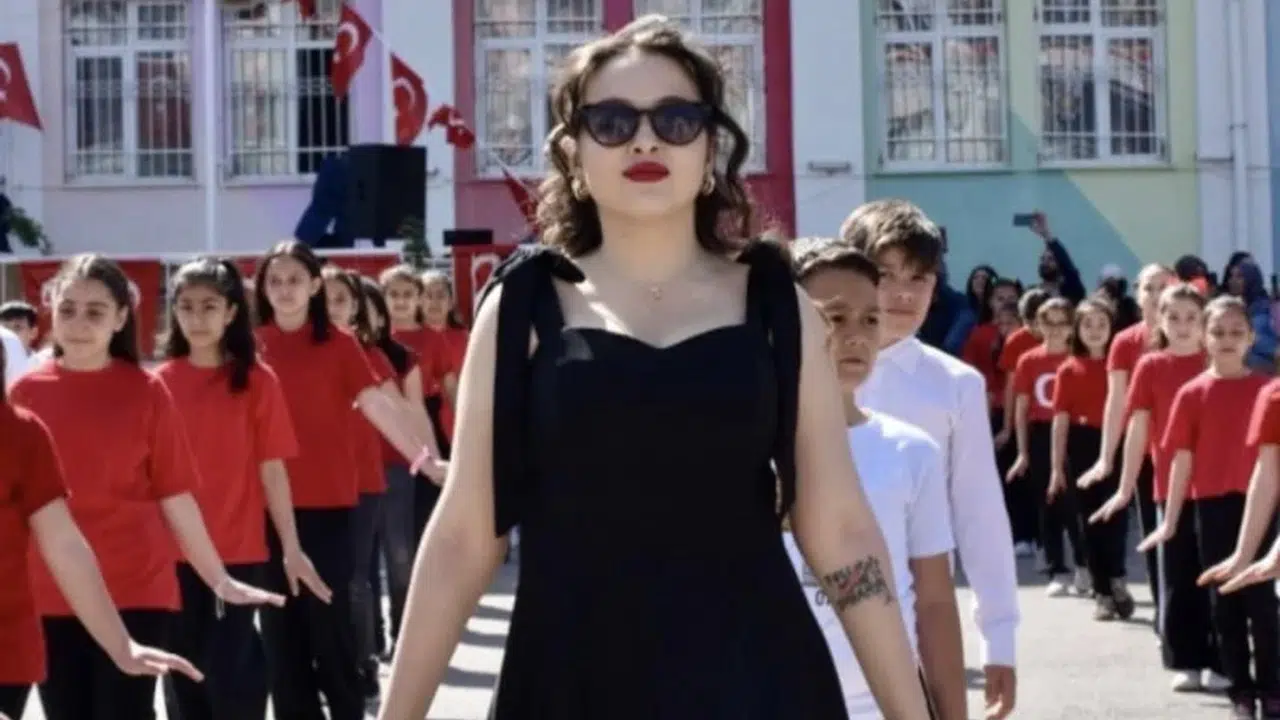 Böyle bir uyum görülmedi! Cumhuriyet İlkokulu’ndan milyonları hayran bırakan performans