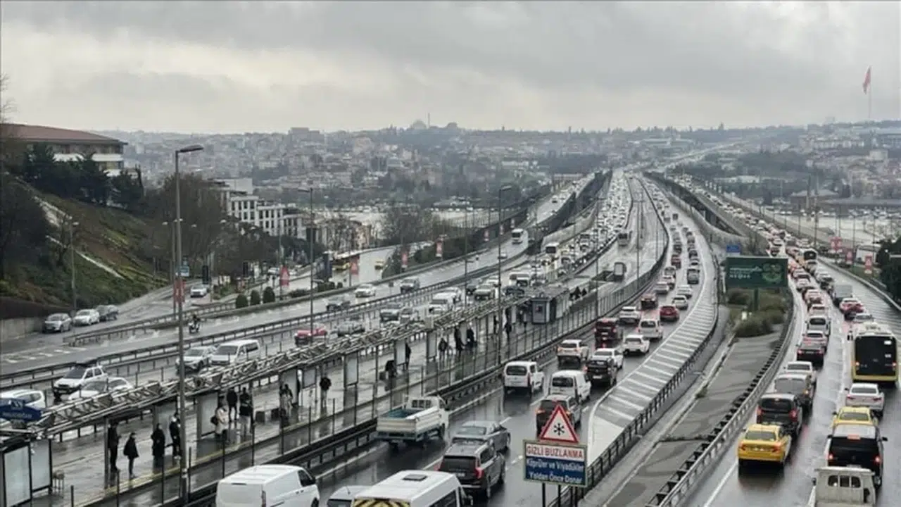 Kapının önü bile lüks oldu! İstanbul'da otopark sorunu kangrene dönüştü