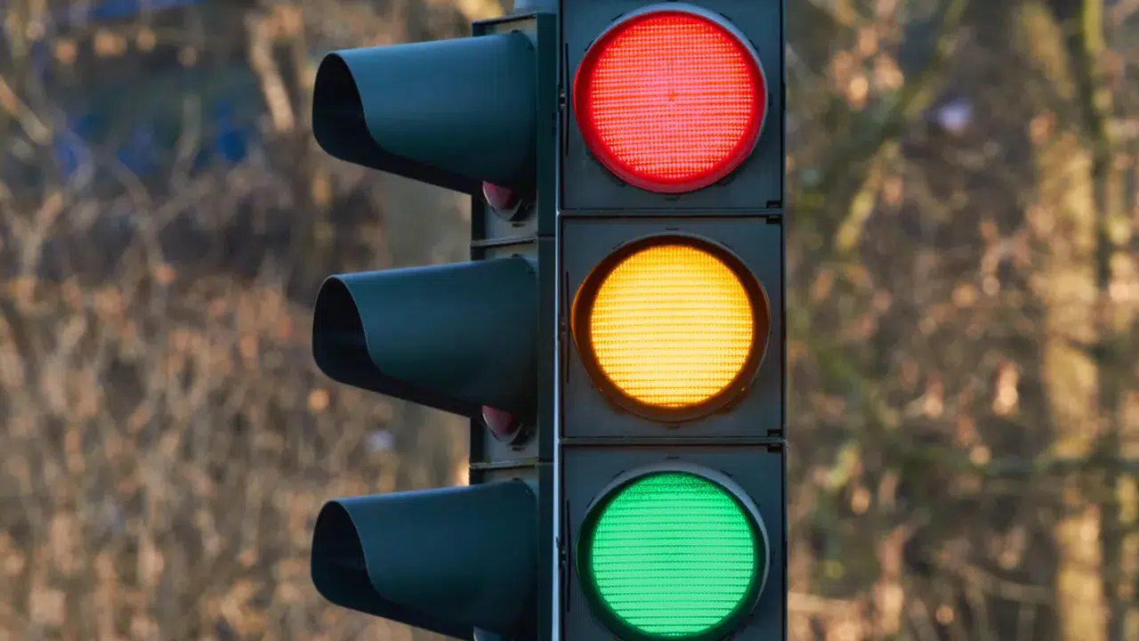 Trafik ışıkları neden kırmızı, sarı, yeşil renktedir, bu renklerin anlamı nedir?