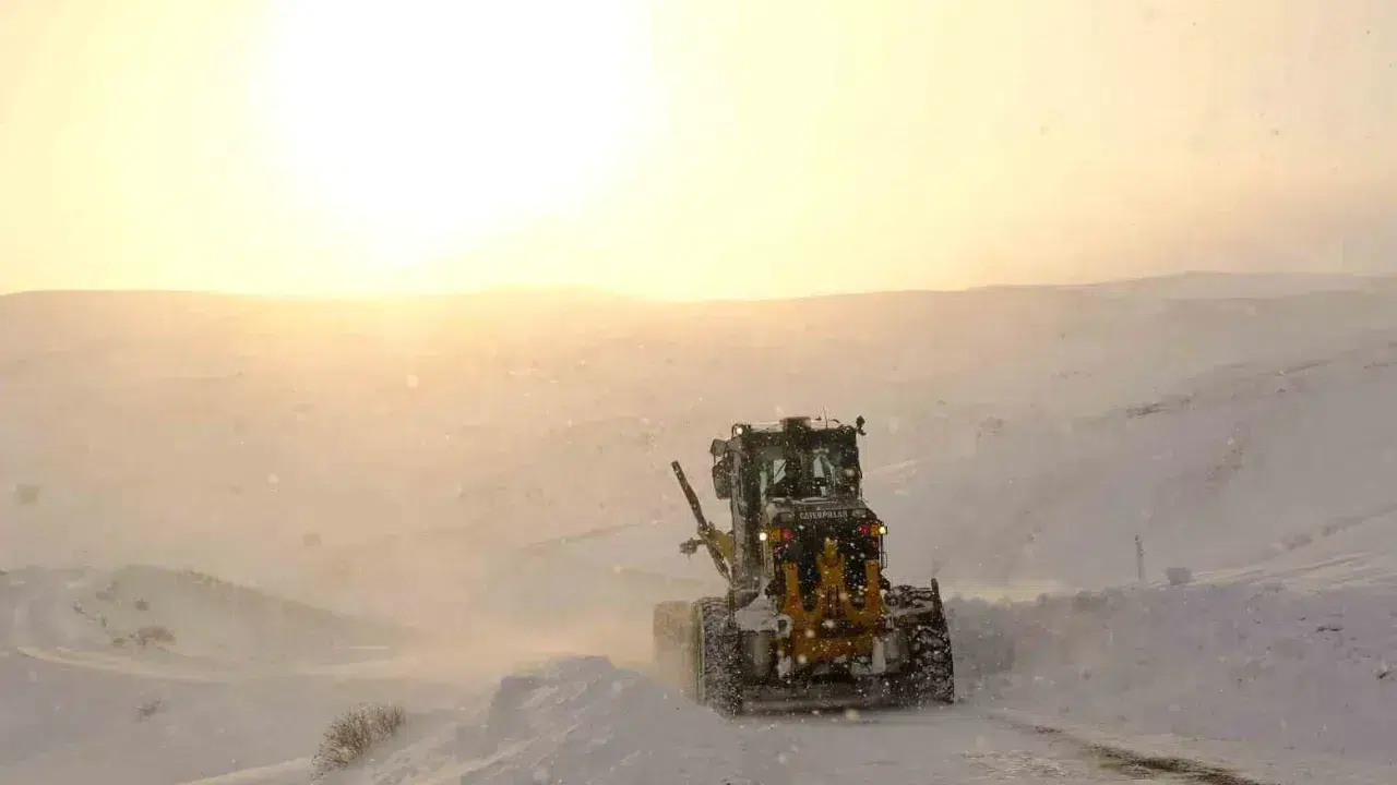 Bahar beklerken kar esareti! Kar kalınlığı yarım metreye dayandı: Bitlis'te hayat durma noktasında