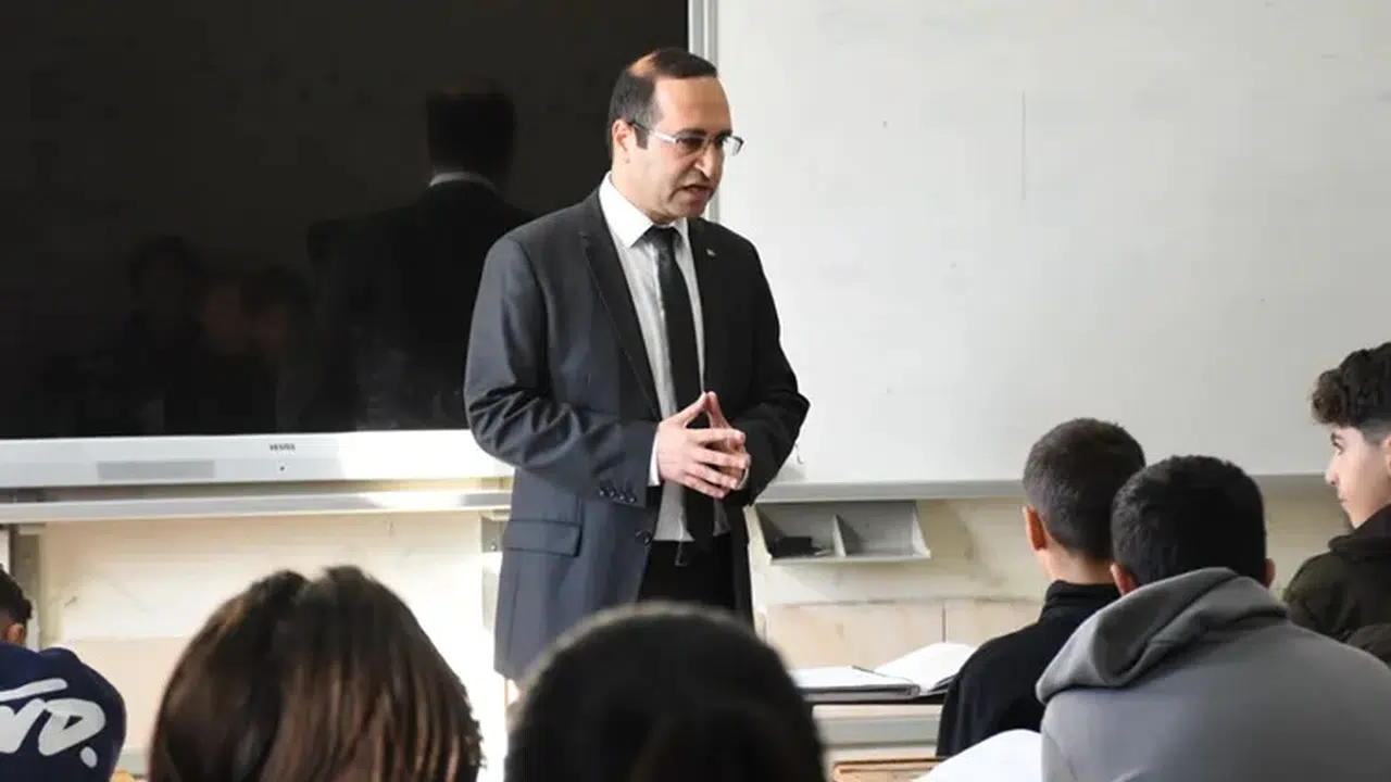 Öğretmenler 15 nisan günü derse girecek mi, okullarda grev mi var, neden grev yapılıyor?