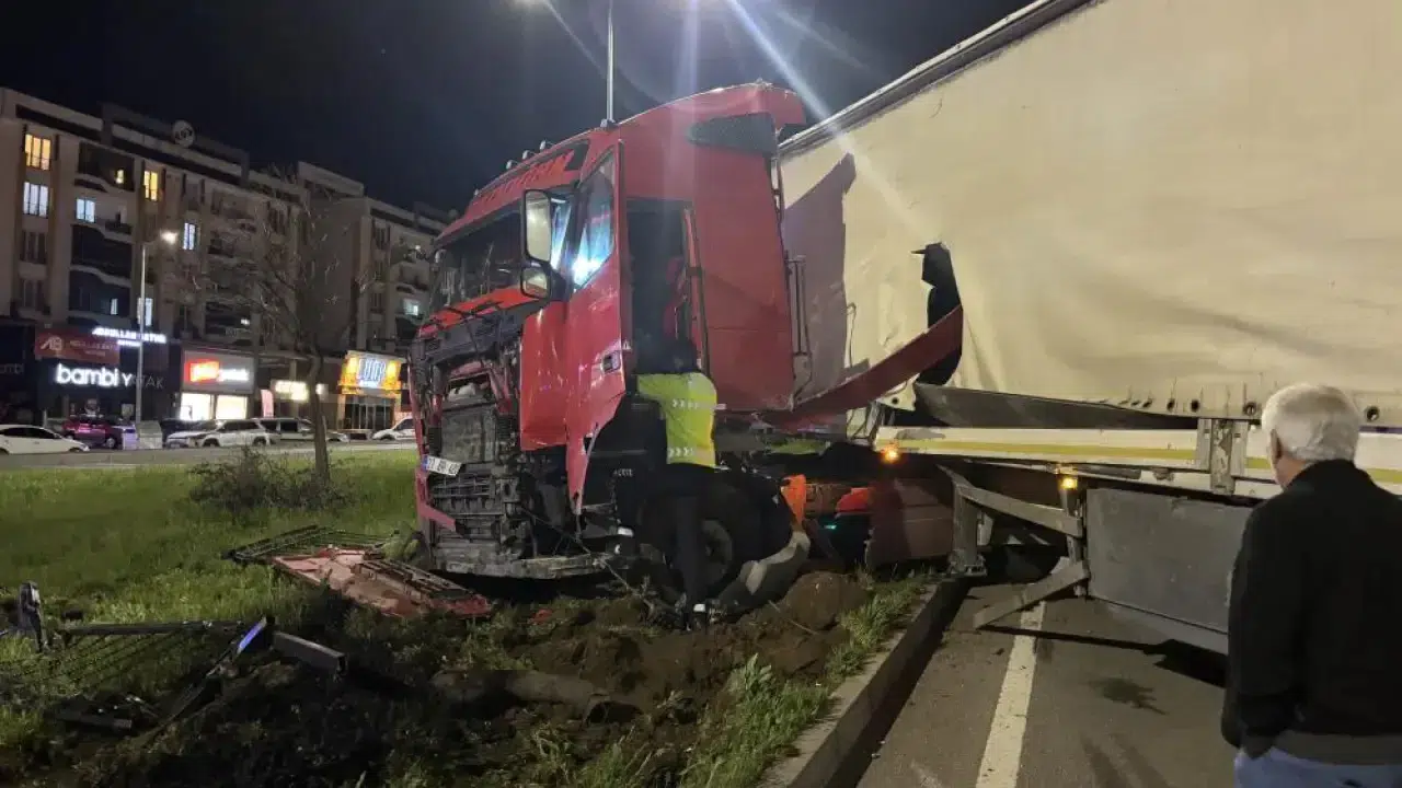 Bingöl-Erzurum yolunda facianın eşiğinden dönüldü: Tır refüje girdi!