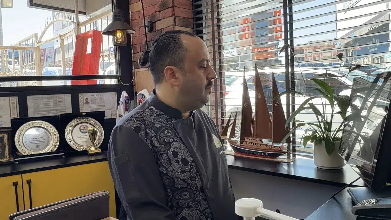 Otel odasında kabusu yaşadı! 25 restoran aynı anda kapıya dayandı!