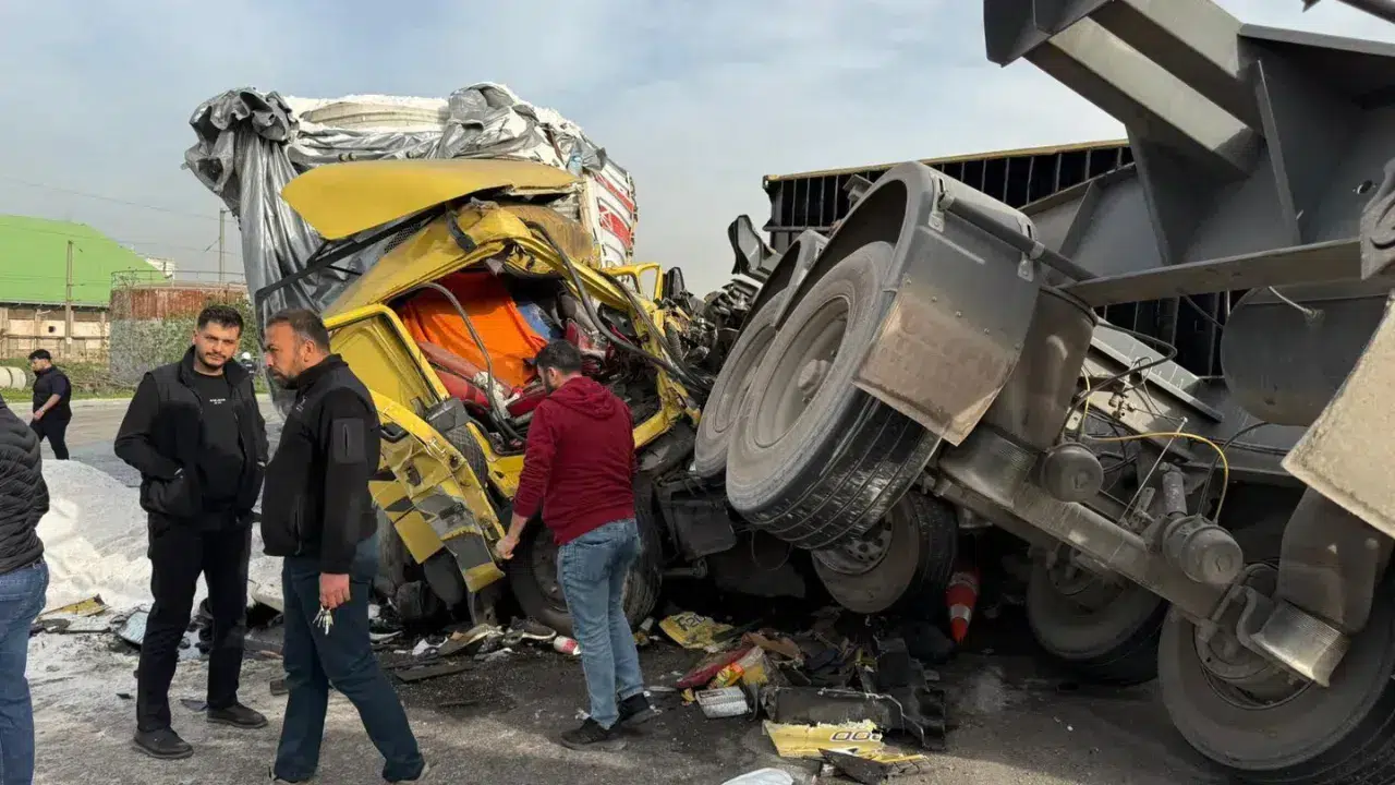 Hatay'da iki tırın çarpıştığı feci kaza kamerada: 3 yaralı