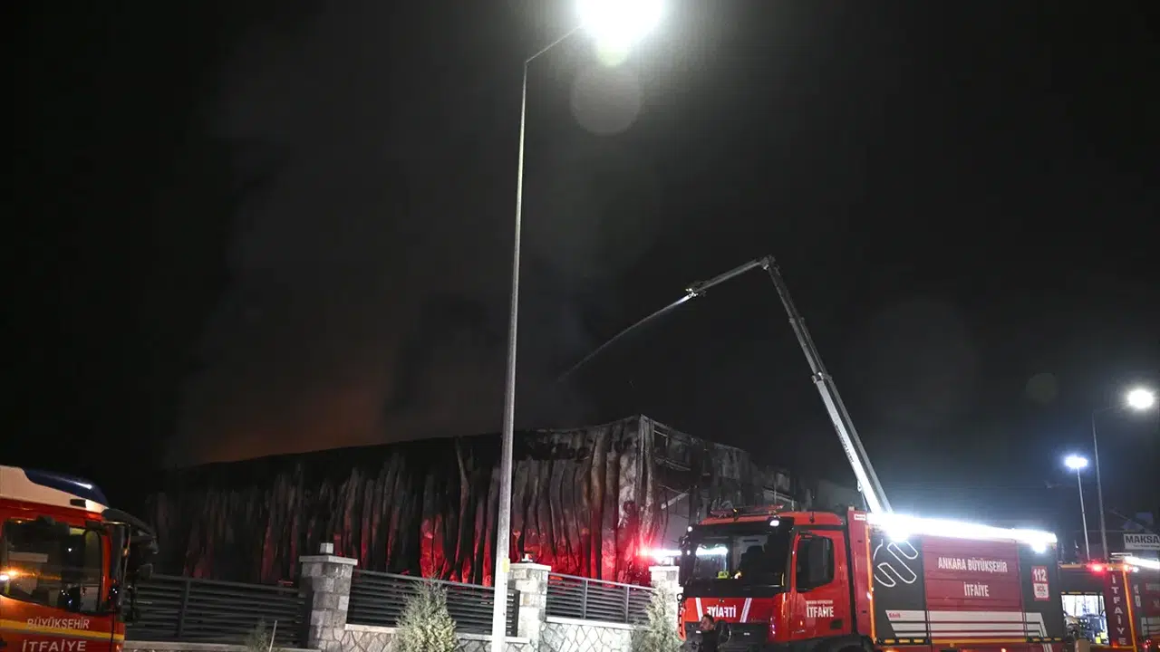 Ankara’da kara dumanlar göğü kapladı! Milyonluk ilaç fabrikasından geriye sadece enkaz kaldı!