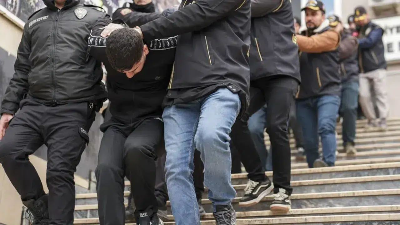 Şehrin göbeğinde galeri savaşları: Polisten tokat gibi operasyon!