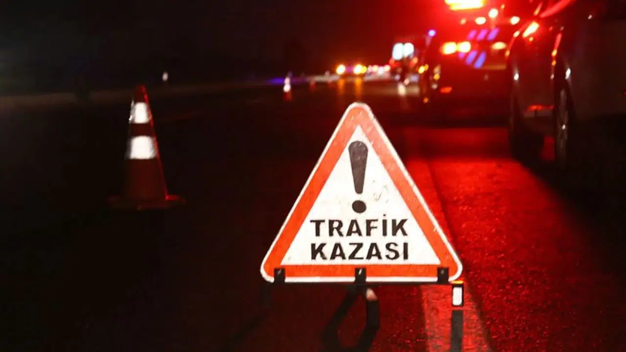 İstanbul Kartal'da korkutan kaza: İki otomobil kağıt gibi ezildi!