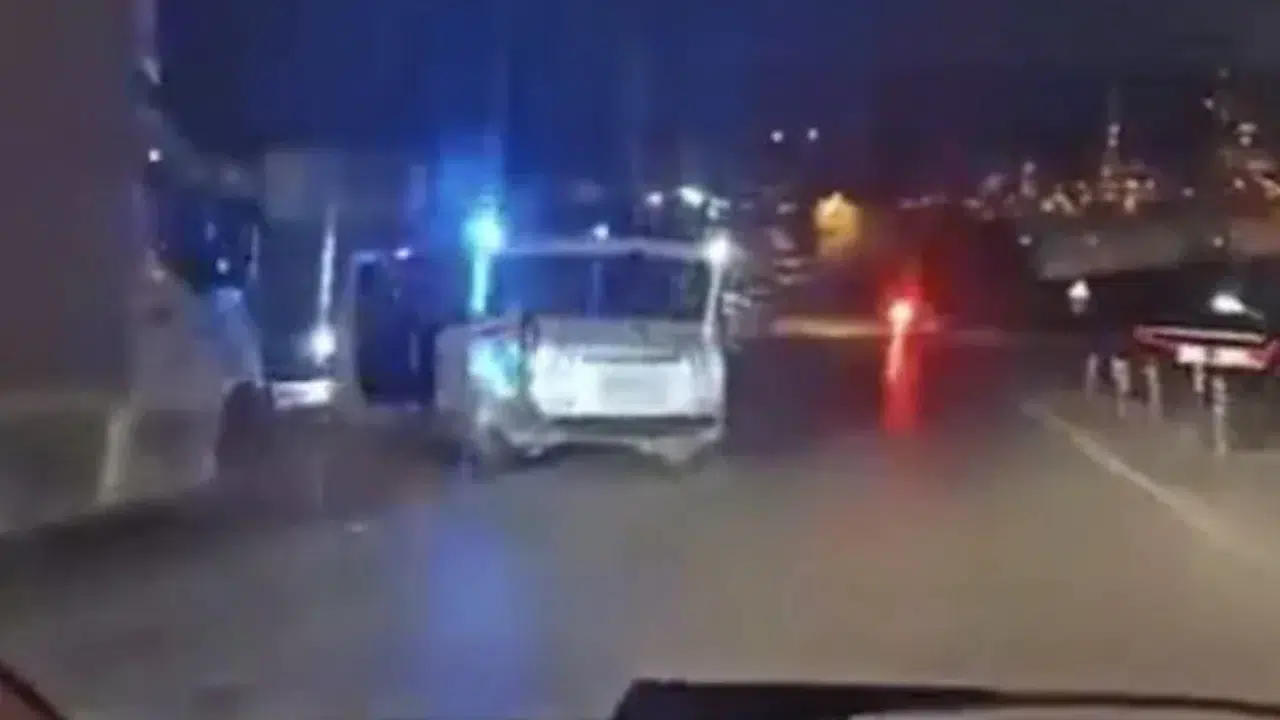 Kocaeli’de film gibi kovalamaca: Polisi ezmeye çalışan ehliyetsiz sürücü şehri birbirine kattı!