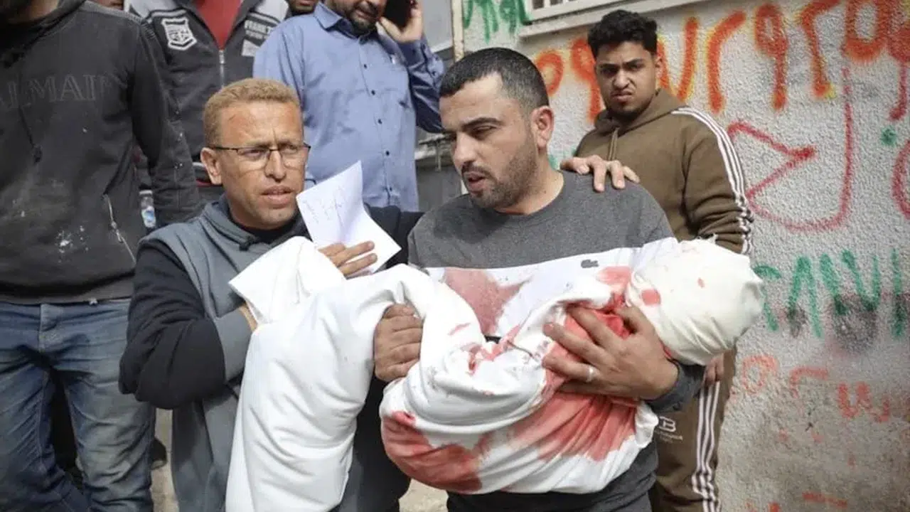 Gazze'de kanlı ihlal: Katil İsrail polis aracını vurdu, masum çocuklar can verdi!