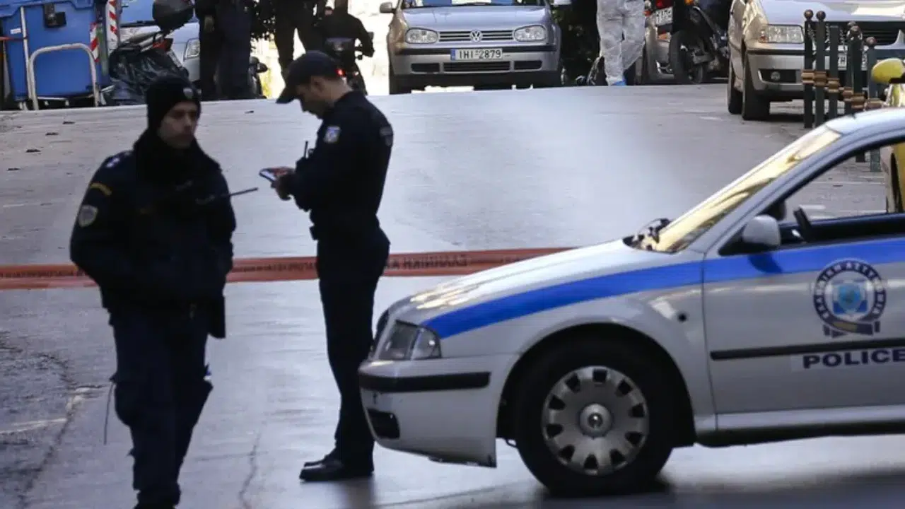 Yaşlı saldırgan Atina’yı birbirine kattı: 5 yaralı, fail firarda!