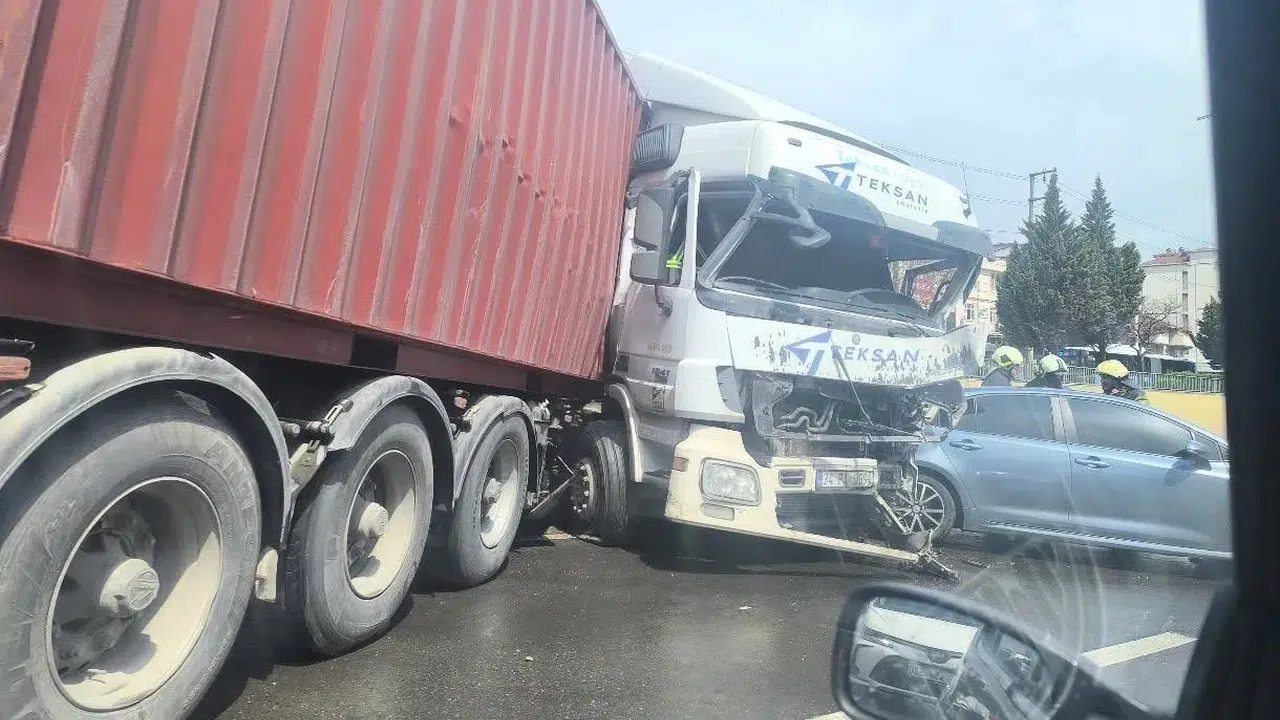 Derince’de tır bariyerleri biçti: Trafik felç oldu!