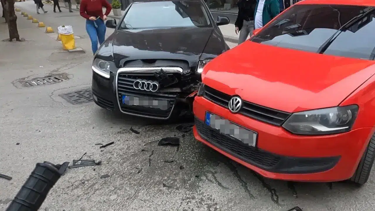 Eskişehir'de iki aracın çarpıştığı kaza kask kamerasında