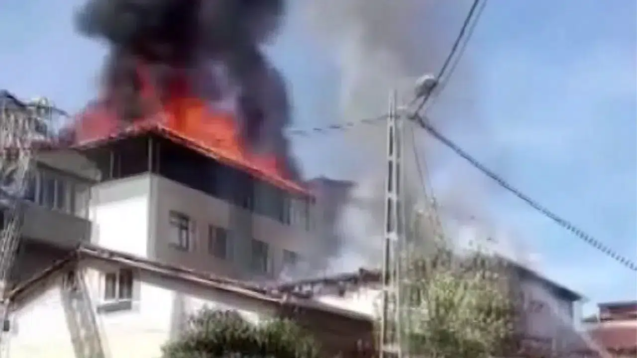 Sultanbeyli’de çatı tadilatı sırasında çıkan yangın iki binayı sardı!