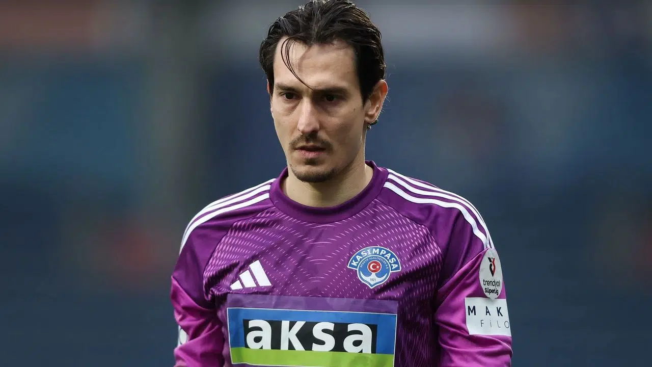 Eldivenleri çıkardı, meşini ağlara gönderdi! Kasımpaşa kalecisi Gianniotis'ten inanılmaz gol