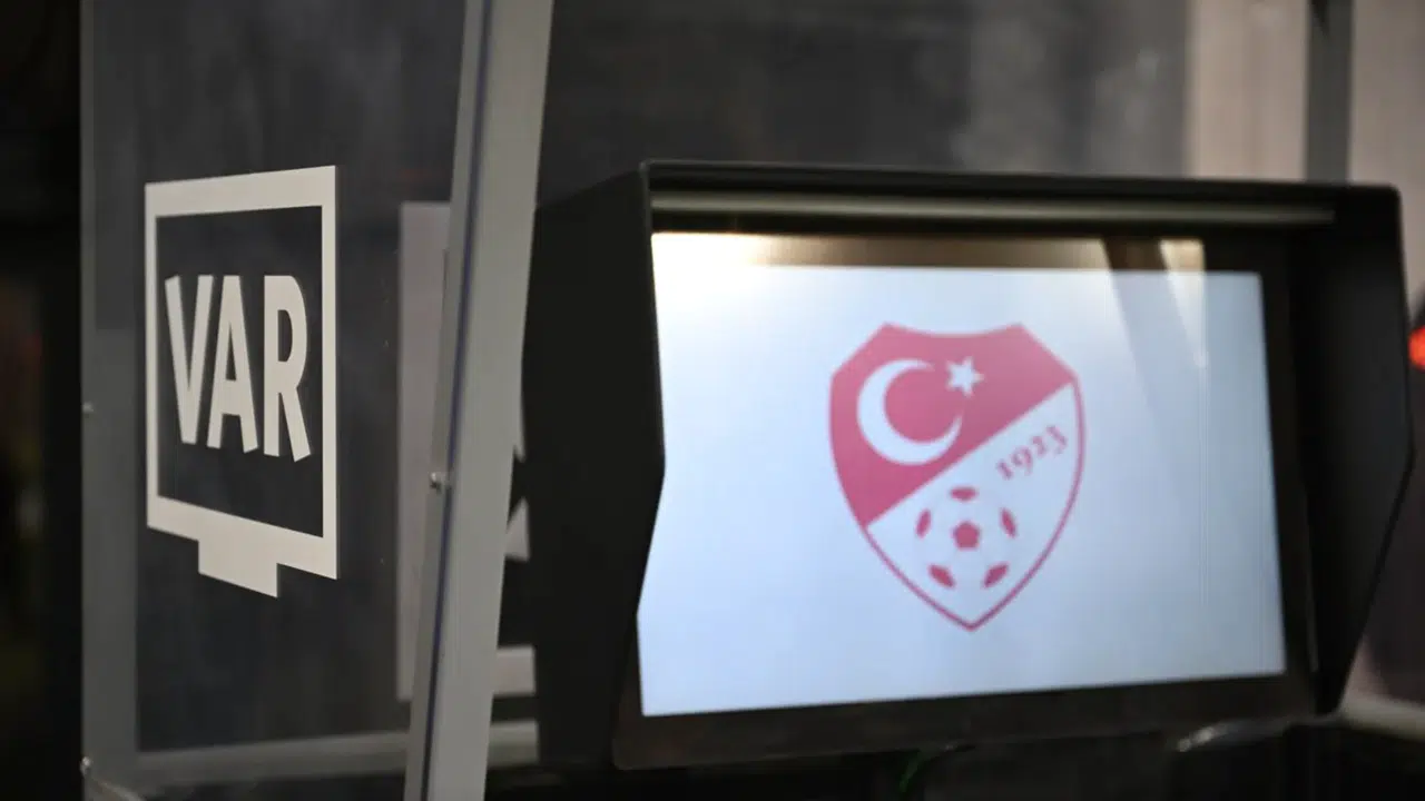 Fenerbahçe-Beşiktaş derbisinde TFF’den ters köşe karar! İşte VAR’da olan o isim...