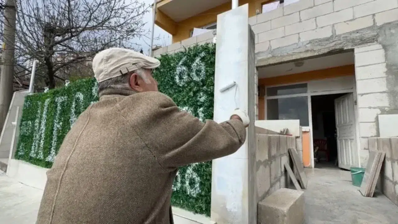 Mahalleli şaşkın: 61 yaşındaki adam 'mesihim' diyerek sokağı yazıya boğdu!