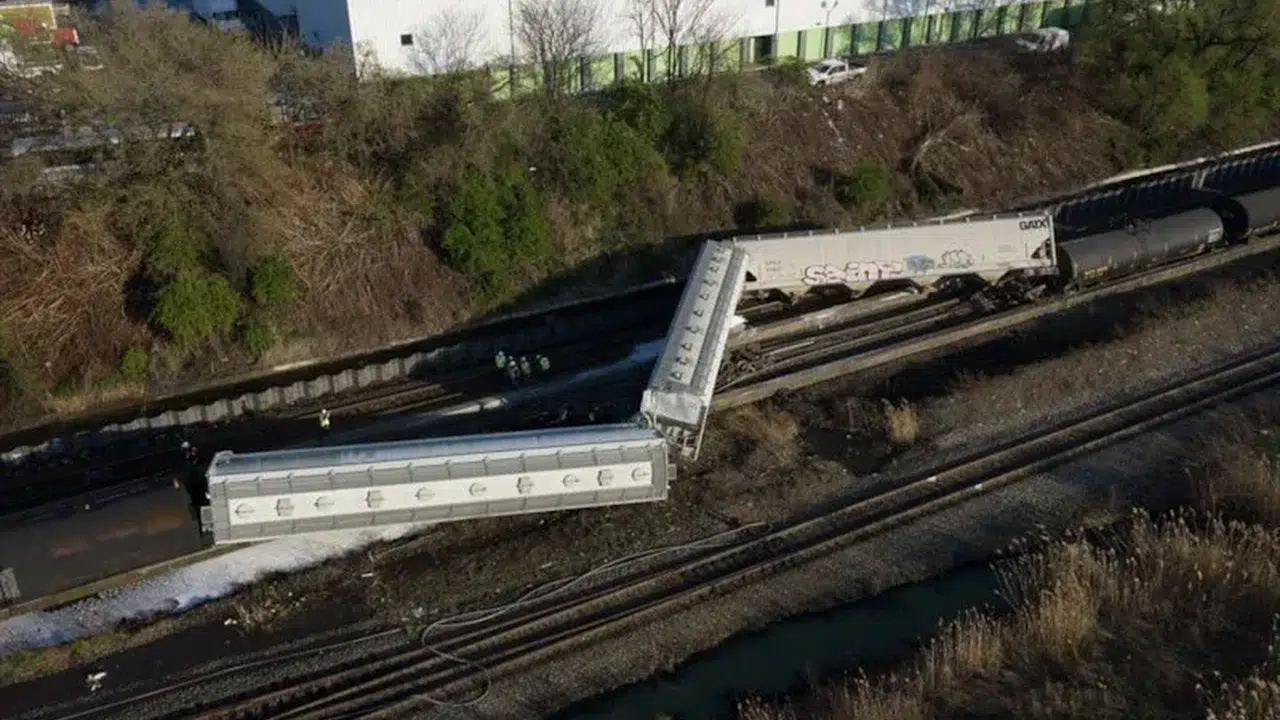 ABD’de korku dolu dakikalar: Yük treni raydan çıktı, kimyasal sızıntı alarmı verildi!