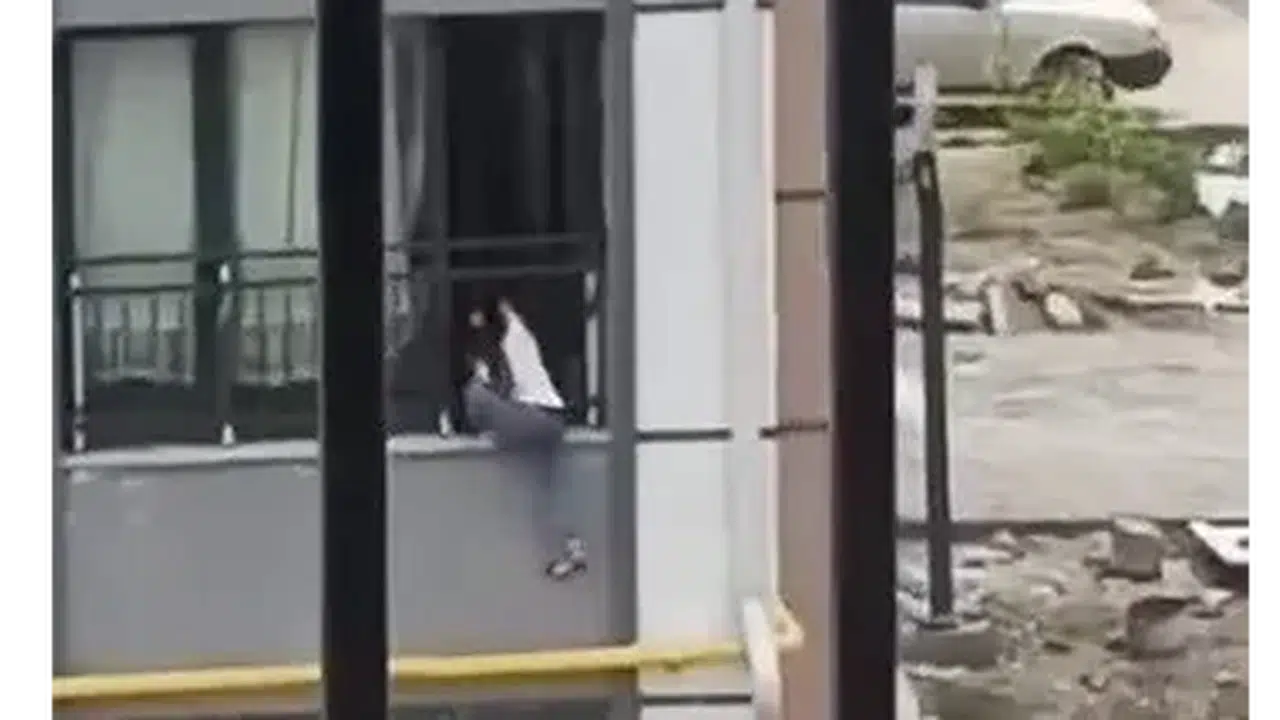 Deprem konutlarında yürekleri ağza getiren görüntü: Küçük kızın tehlikeli cam yolculuğu!