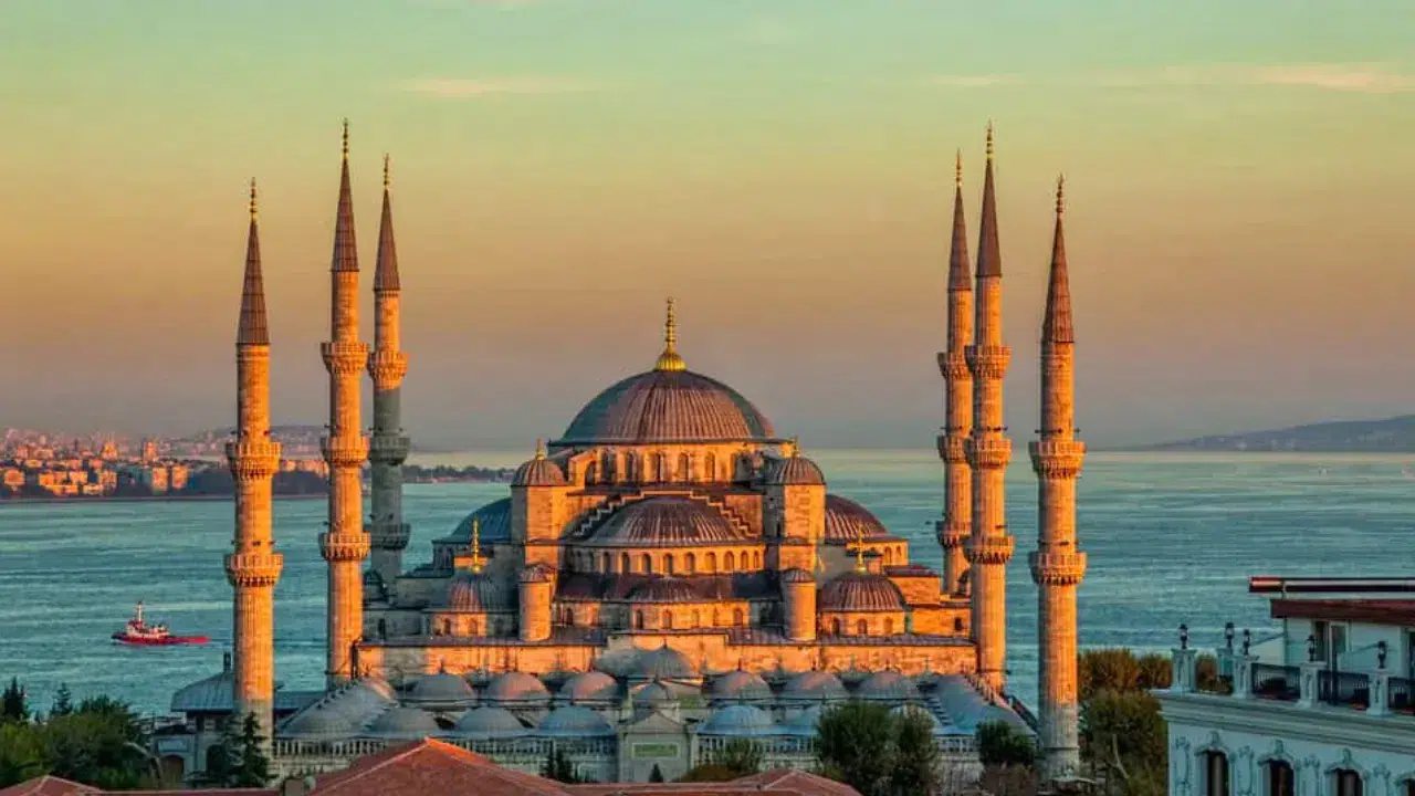 Cuma hutbesinde 'Tevhid' vurgusu: 'Allah'tan başka hiçbir gücün önünde eğilmeyin!'