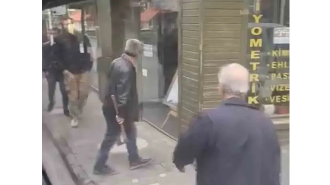 Trafikte sinir krizi kanlı bitecekti: 65 yaşındaki sürücüden baltalı saldırı!