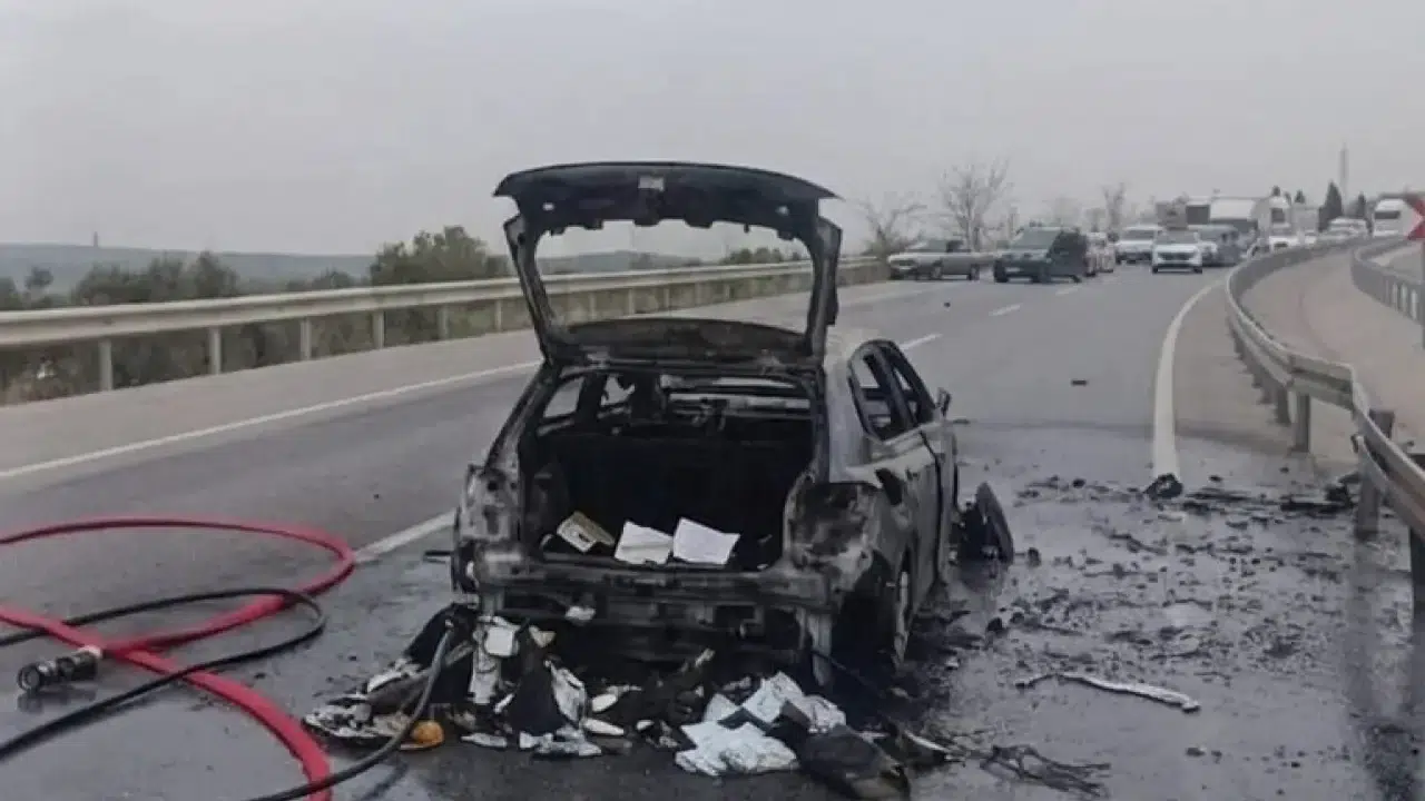 Saniyelerle gelen kurtuluş... Manisa’da alev topuna dönen araçtan son anda çıktı!