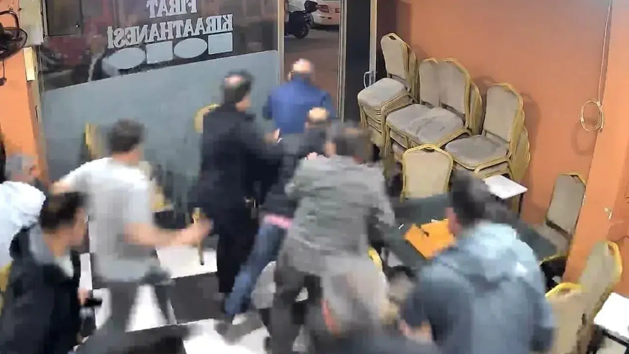 Böylesi görülmedi! Bir otomobil geçti, kahvehane sokağa döküldü